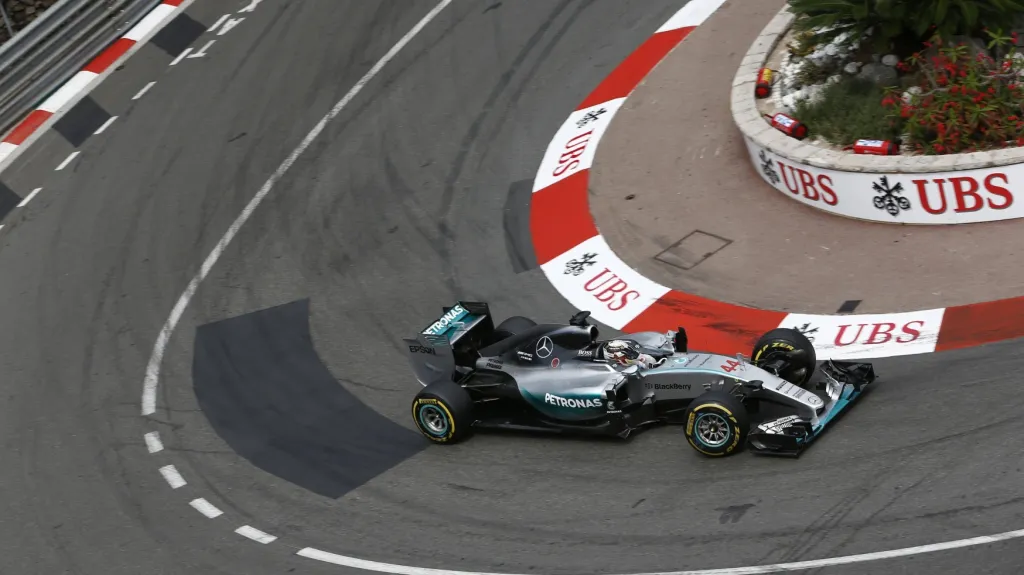 Lewis Hamilton v Monaku