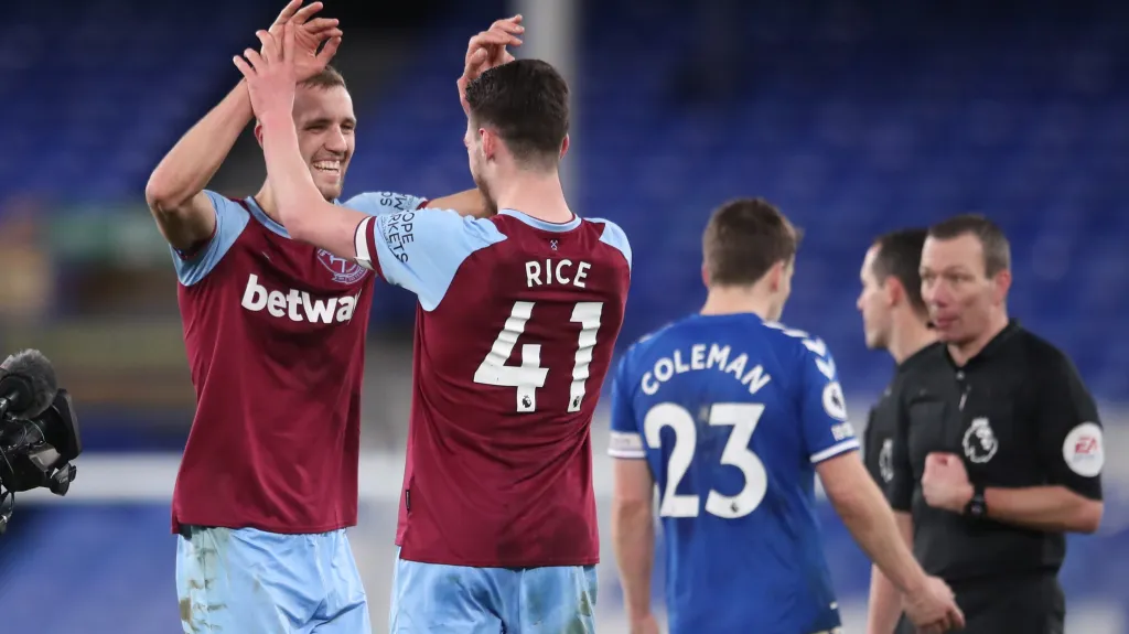 Tomáš Souček (vlevo) a Declan Rice slaví výhru West Hamu