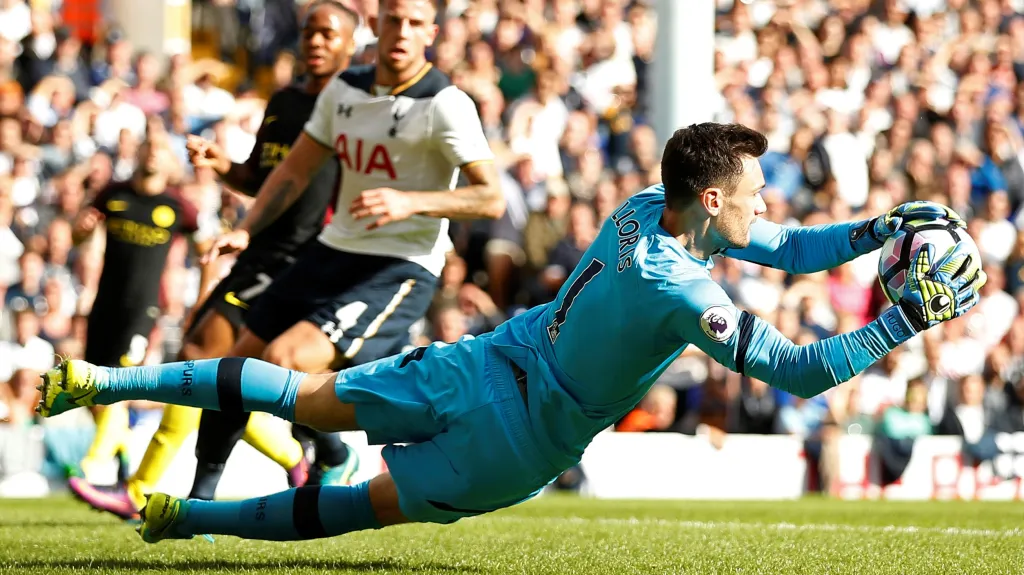 Brankář Lloris chytá míč v duelu proti Manchesteru City