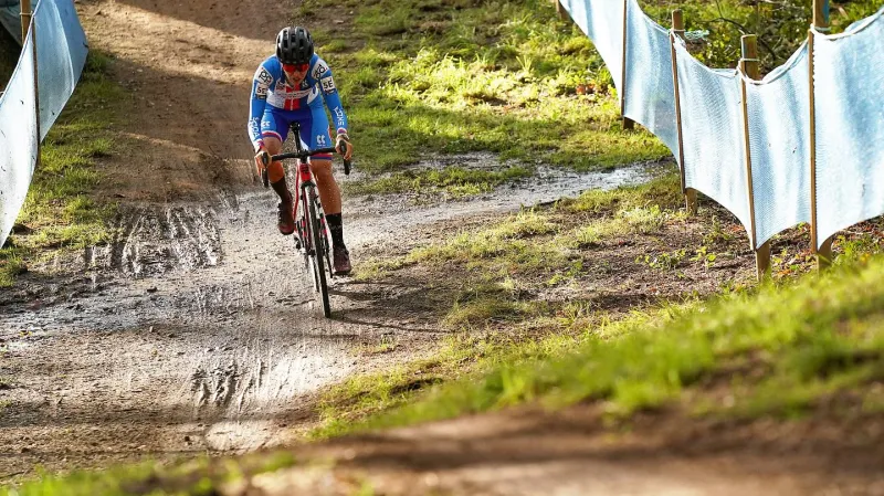 Kristýna Zemanová v závodu cyklokrosu