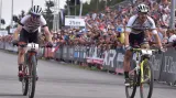 Souboj Schurter-Cooper ve finiši závodu mužů