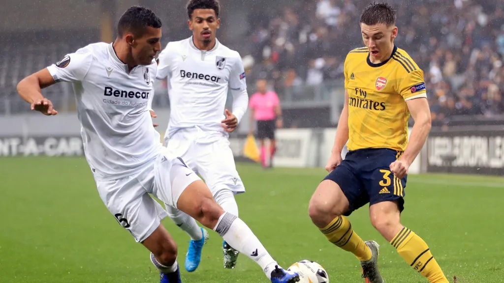 Bek Arsenalu Kieran Tierney proti obraně Guimaraese