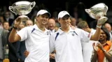 Mike Bryan (vpravo) a Bob Bryan po vítězství ve čtyřhře