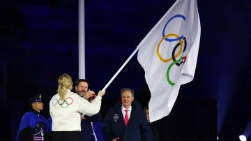 Coventryová předala olympijskou vlajku francouzským představitelům