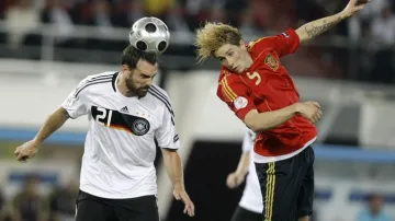 Fernando Torres v hlavičkovém souboji