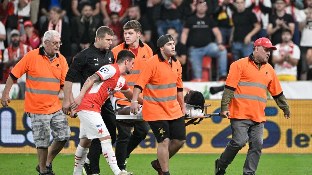 Igoh Ogbu byl v zápase s Plzní odnesen na nosítkách