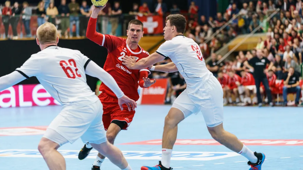 Češi nastoupili k prvnímu zápasu proti Švýcarům v bílém. Do zakončení se dere Andy Schmid