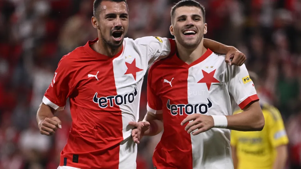 David Jurásek oslavuje s Ivanem Schranzem 