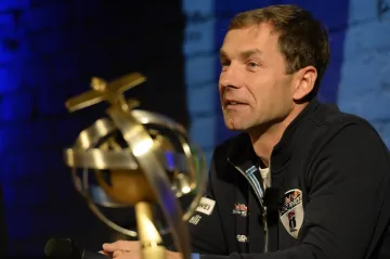 Martin Šonka s trofejí pro vítěze Red Bull Air Race