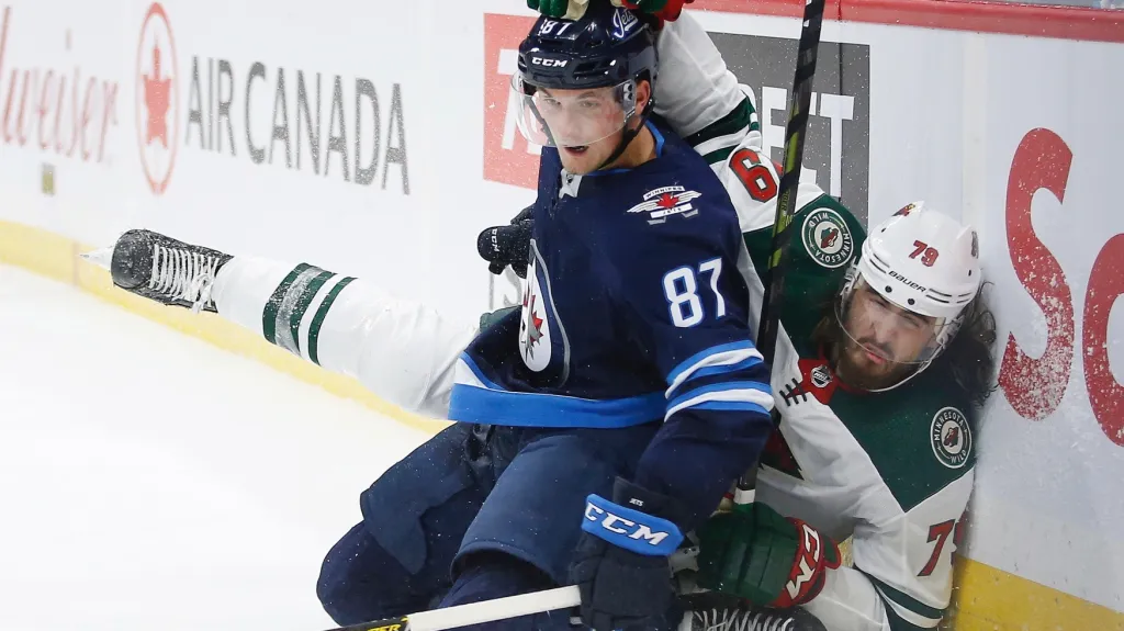 Kristian Reichel (vlevo) v dresu Winnipegu v přípravném utkání