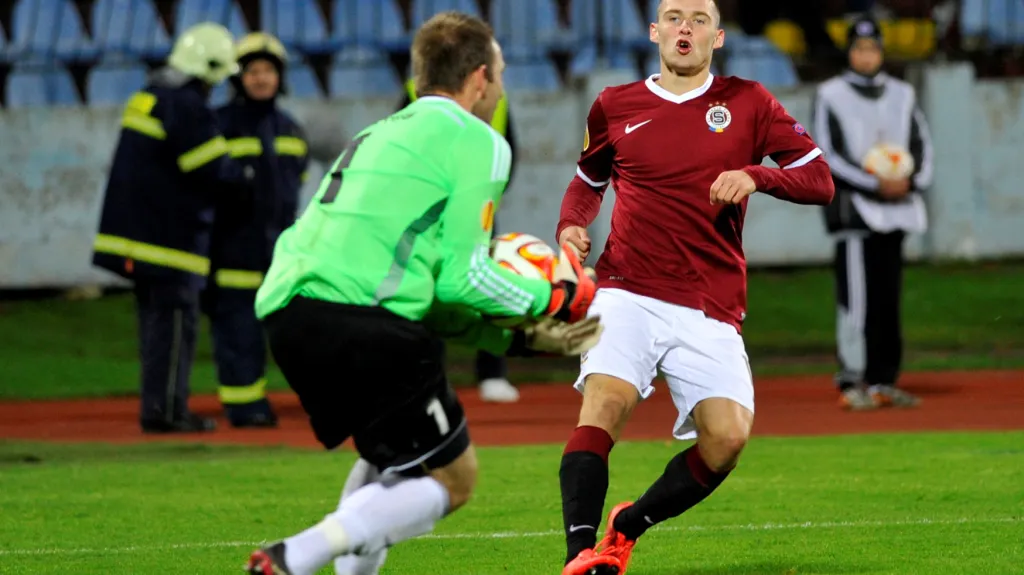 Pavel Kadeřábek (vpravo) ze Sparty v utkání se Slovanem Bratislava