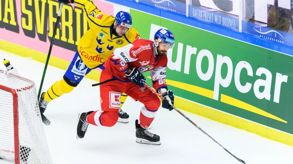 Michal Moravčík si chrání puk před Emilem Petterssonem