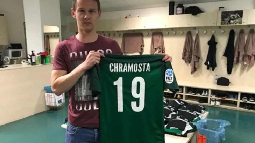 Jan Chramosta pózuje s jabloneckým dresem