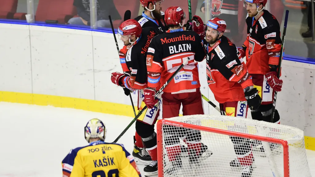 Hokejisté Hradce Králové slaví gól proti Zlínu