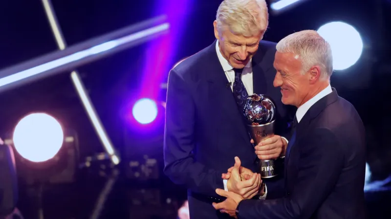 Arsène Wenger předává cenu pro nejlepšího trenéra roku krajanovi Didieru Deschampsovi