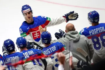 Juraj Slafkovský slaví gól se střídačkou