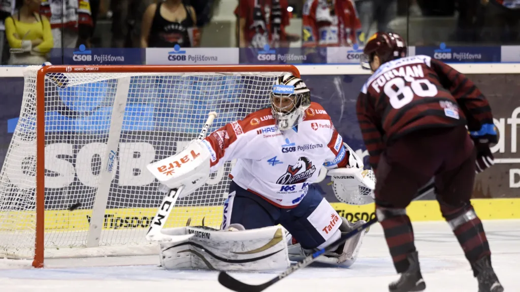 Útočník Miroslav Forman v souboji s Jakubem Štěpánkem