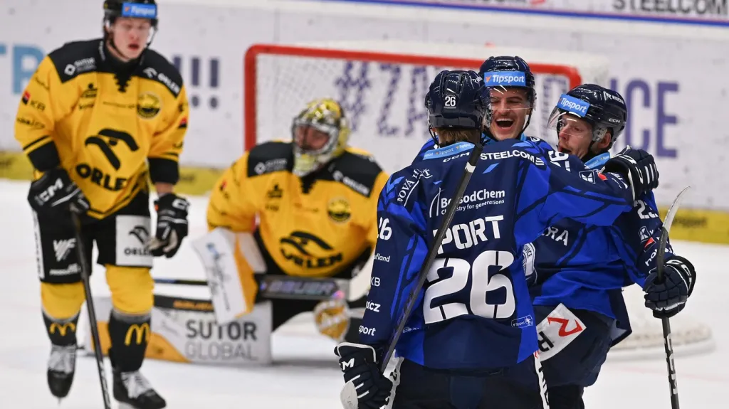 Hokejisté Vítkovic se radují v utkání proti Litvínovu