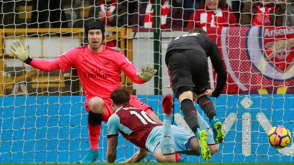 Petr Čech v brance Arsenalu v utkání proti Burnley