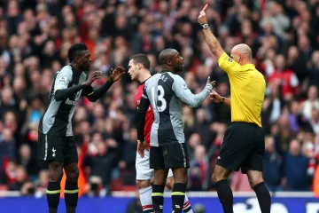 Vyloučený Adebayor v utkání s Arsenalem