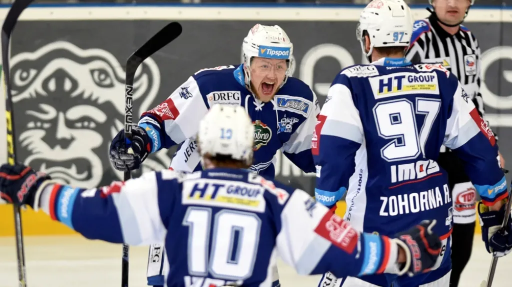 Tomáš Bartejs se raduje se spoluhráči