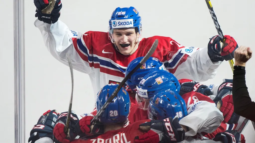 Michael Špaček slaví se spoluhráči vstřelenou branku
