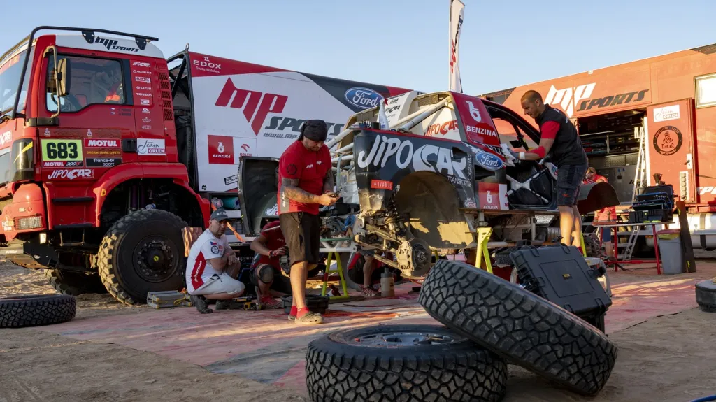 Práce mechaniků na Rallye Dakar