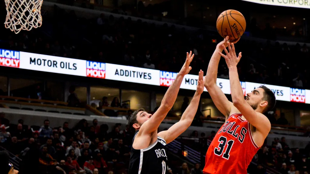 Tomáš Satoranský z Chicaga (vpravo) střílí na koš v utkání s Brooklynem