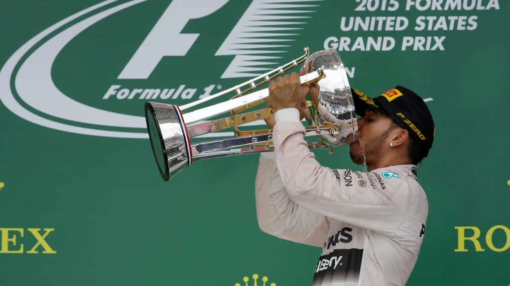 Lewis Hamilton slaví triumf ve Velké ceně USA