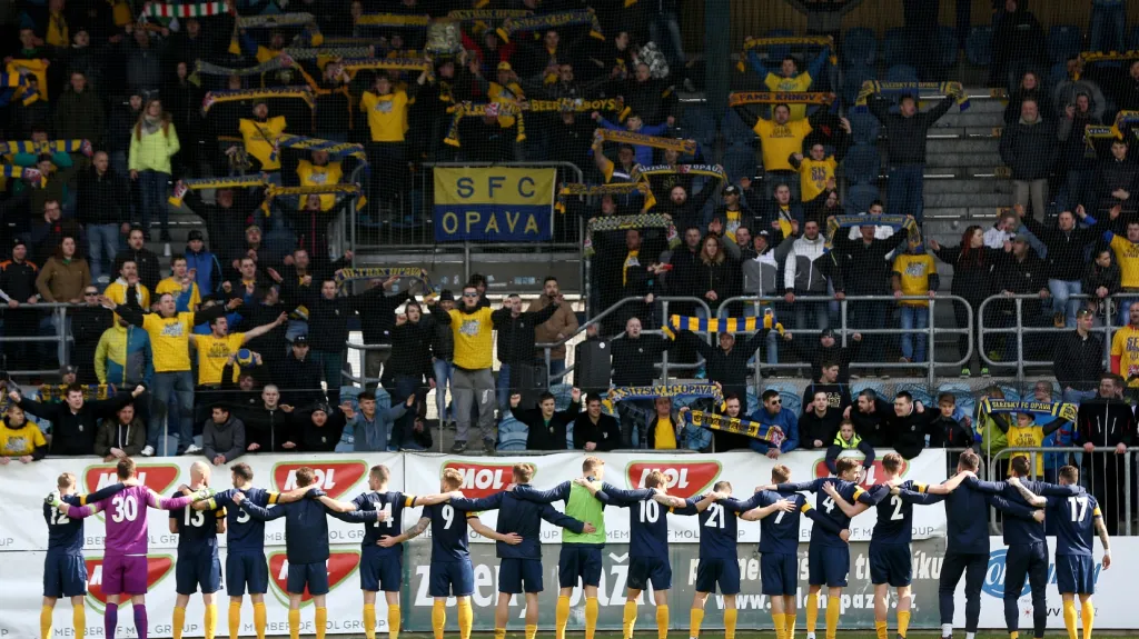 Opavští hráči děkují fanouškům
