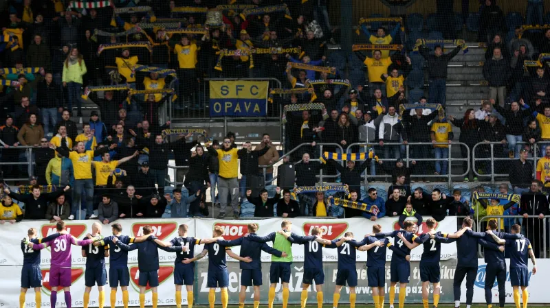 Opavští hráči děkují fanouškům