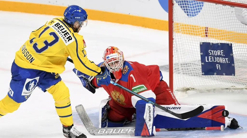 Ruský brankář Jaroslav Askarov v utkání proti Švédsku