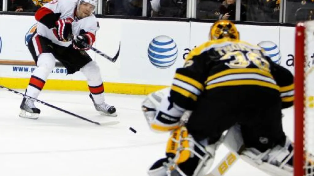 Milan Michálek střílí gól do sítě Bostonu