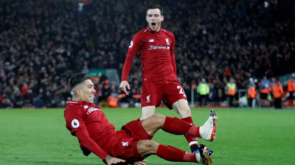 Roberto Firmino a Andrew Robertson slaví gól Liverpoolu proti Arsenalu
