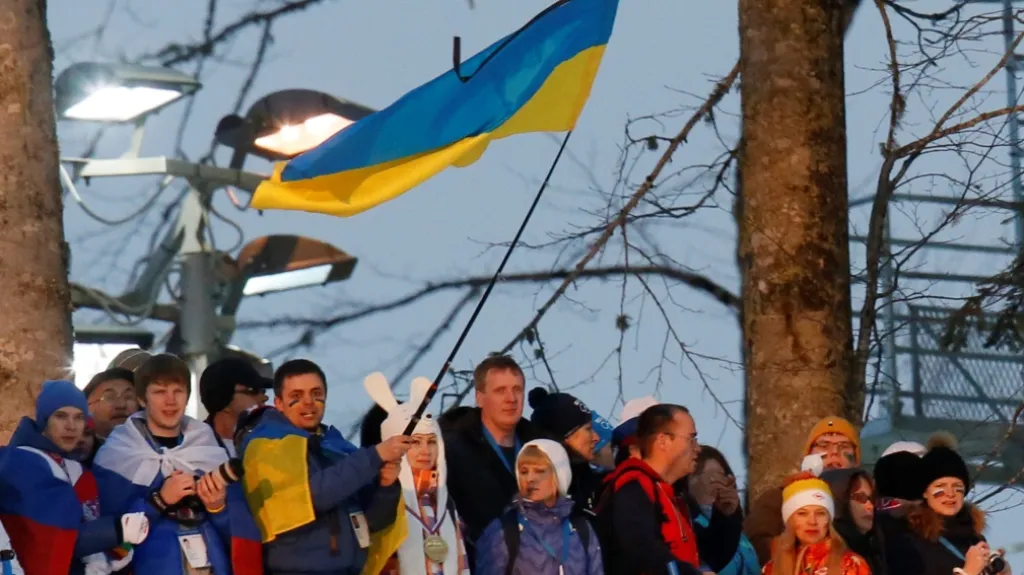 Ukrajinští fanoušci při štafetě biatlonistek