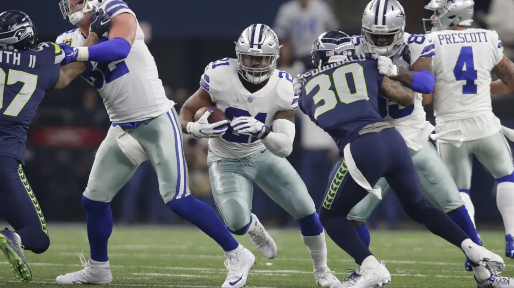 Ezekiel Elliott proniká obranou Seattlu