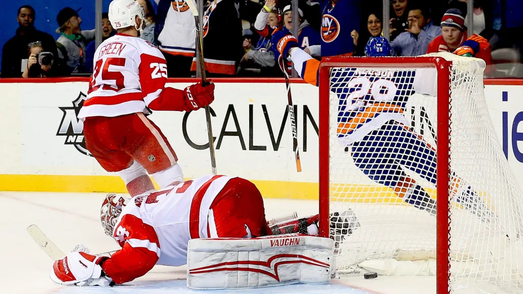 Brankář Detroitu Petr Mrázek inkasuje gól v utkání proti NY Islanders