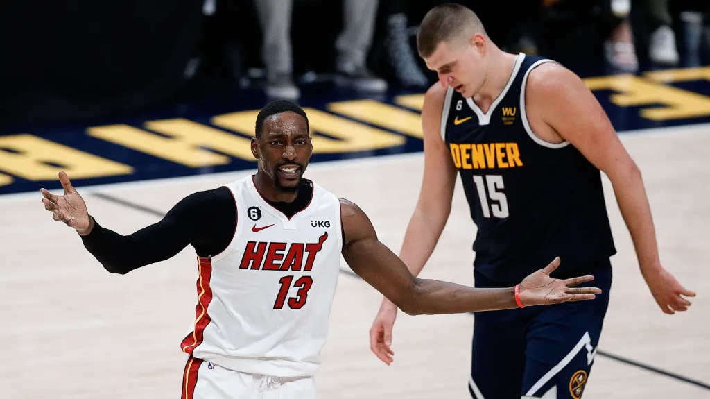 Bam Adebayo z Miami Heat a Nikola Jokič z Denveru Nuggets