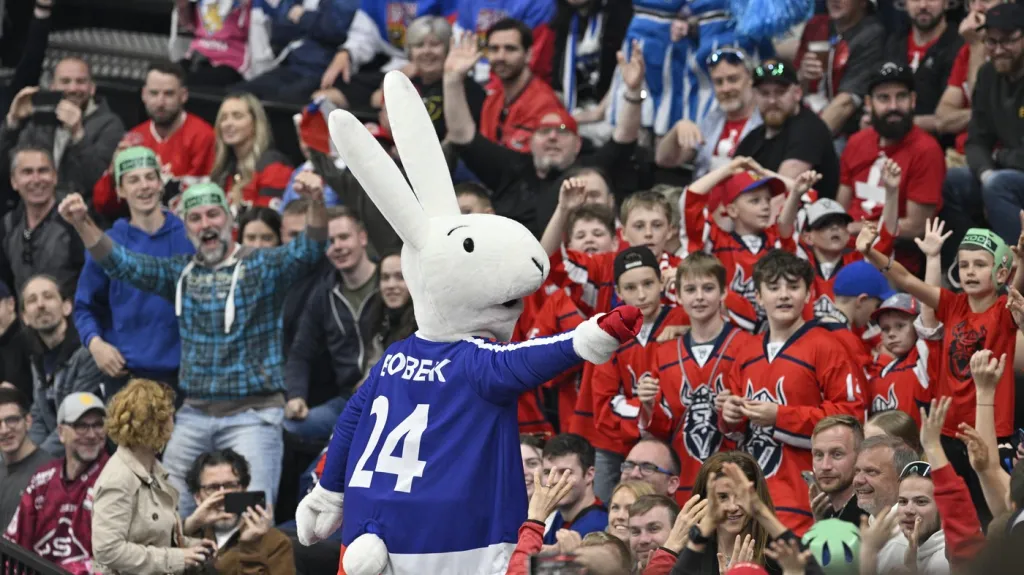 Maskot mistrovství před zaplněnými tribunami