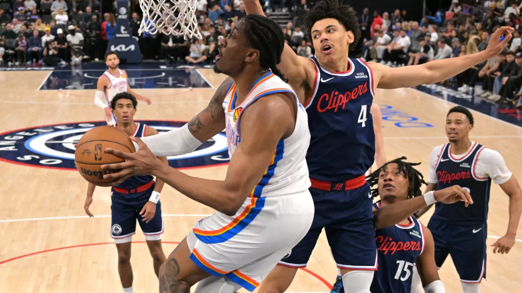 Jalen Williams z Oklahomy v akci proti Kobemu Sandersovi z LA Clippers