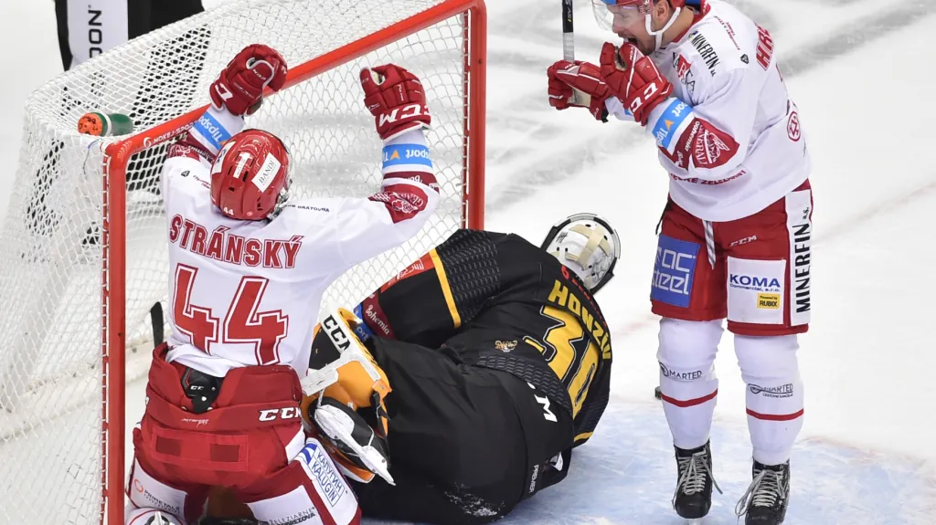 Radost třineckého Matěje Stránského v brankovišti Litvínova