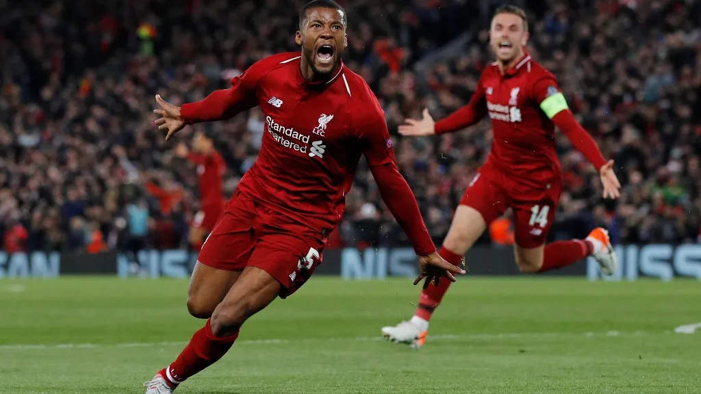 Georginio Wijnaldum (vlevo) a Jordan Henderson se radují z gólu Liverpoolu