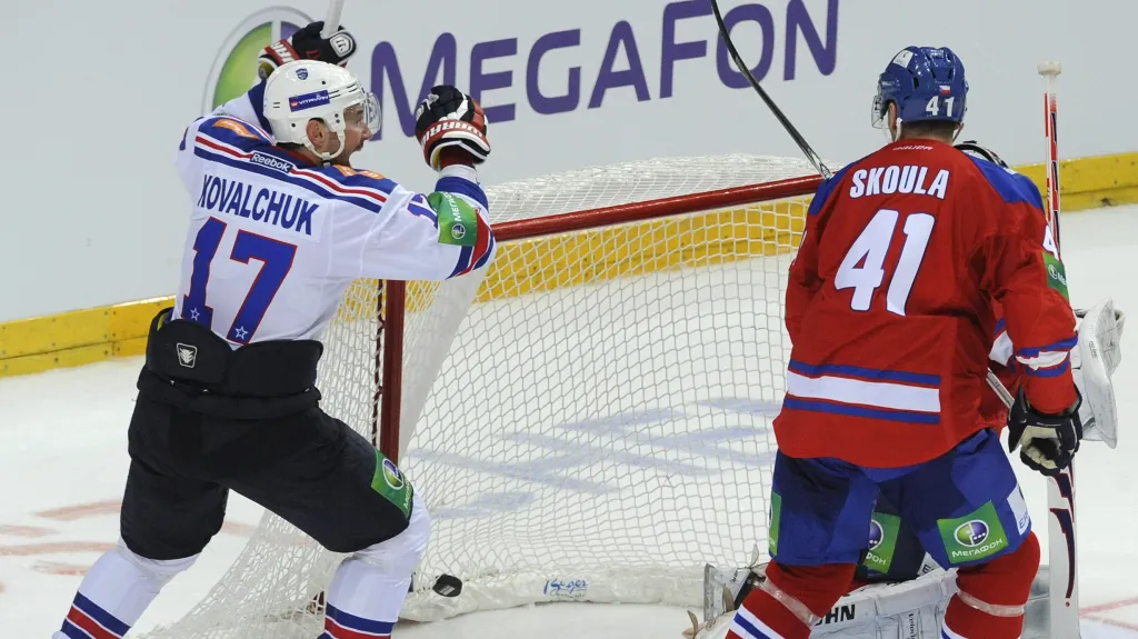 Ilja Kovalčuk z Petrohradu (vlevo) se raduje z rozhodující branky utkání, vpravo Martin Škoula z HC Lev