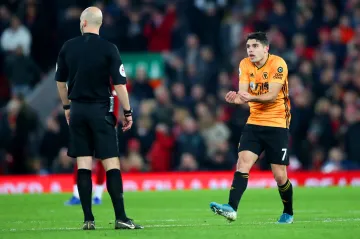 Pedro Neto z Wolverhamptonu (vpravo) nechápe, proč VAR neuznal jeho gól