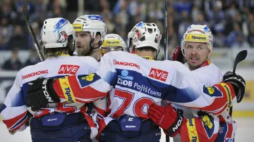 Hokejisté Pardubic se radují z gólu