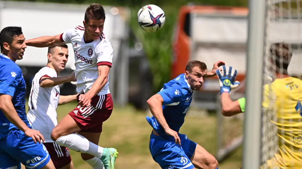 Sparťan Adam Hložek zakončuje v utkání s Dynamem Moskva