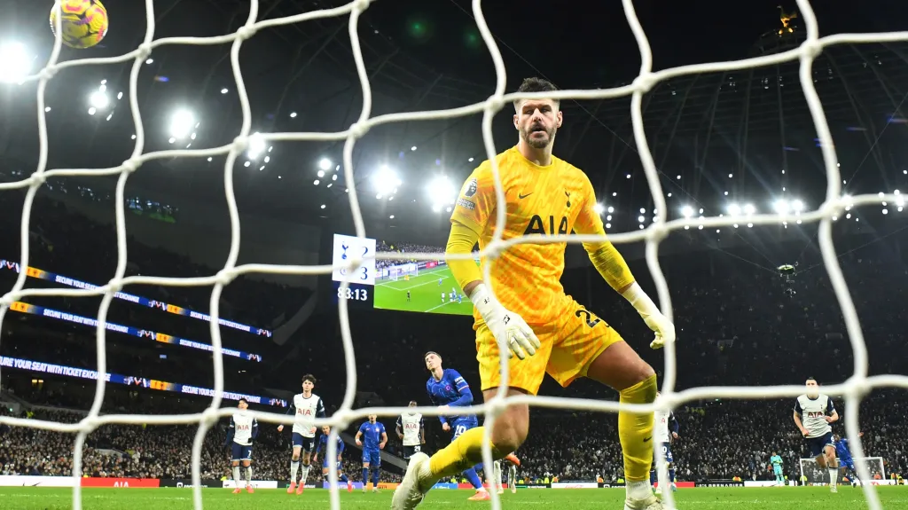 Cole Palmer z Chelsea střílí gól do sítě Tottenhamu