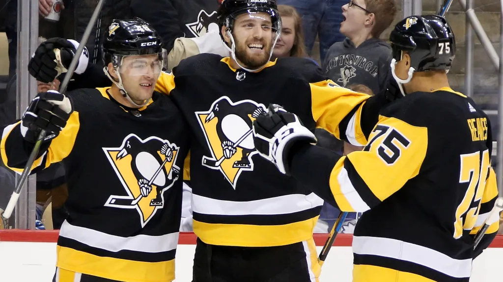 Dominik Simon (vlevo) se raduje se spoluhráči z Pittsburghu