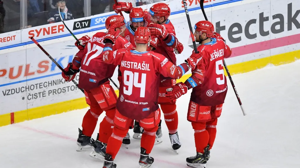 Třinečtí hokejisté slaví branku Libora Hudáčka