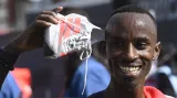 Rodrigue Kwizera se raduje po triumfu na Pražském půlmaratonu 2026